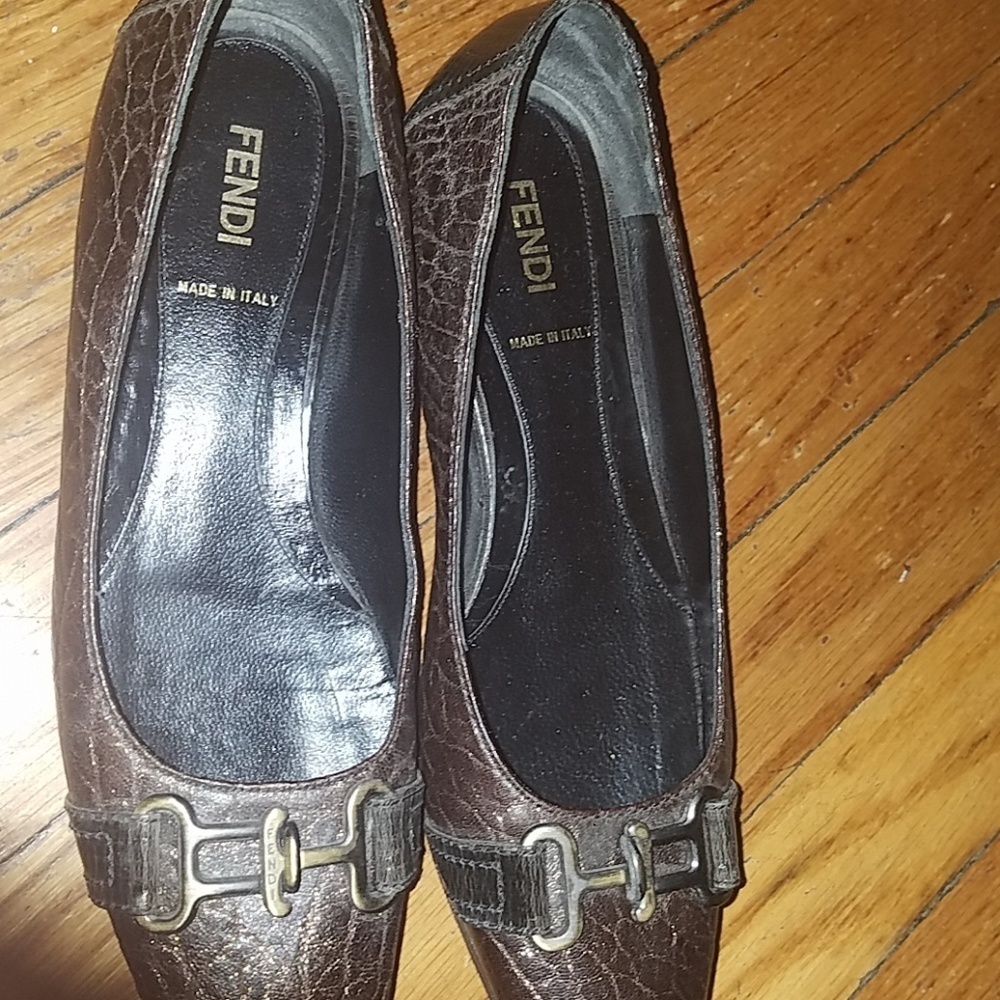Brown flats with gold on it - Picture 2 of 2